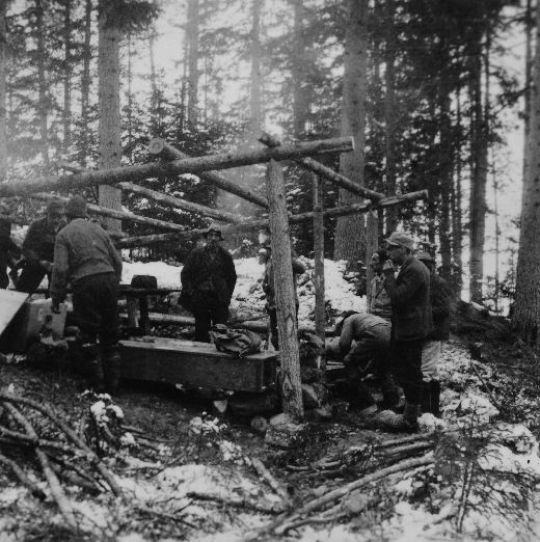 Foto Bau einer Schutzhütte