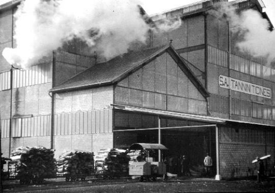 Foto Fabrik zur Verarbeitung von Tannin